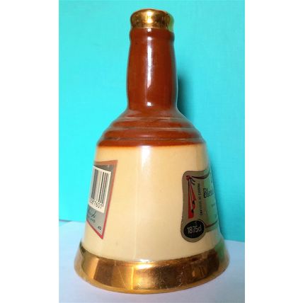 WADE PORCELAIN DECANTER - BELLS BLENDED SCOTCH WHISKY - PERTH - 15 x 9 cm GOOD