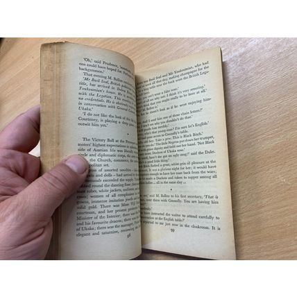 1951 EVELYN WAUGH "BLACK MISCHIEF" PENGUIN #179 FICTION PAPERBACK BOOK (P2)