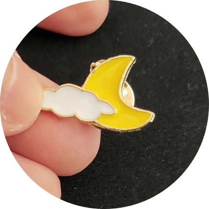 Moon in Cloud Pin Badge Lapel Gift Badges 2.1 cm x 1.5 cm Cartoon Fun Gift BA70