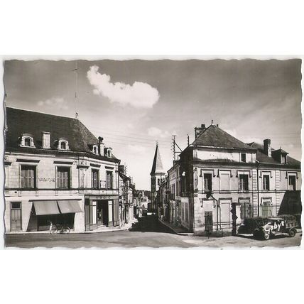 37 - Preuilly sur Claise - LA RUE PRINCIPALE ET L'EGLISE