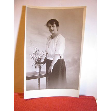 UNKNOWN PRETTY LADY with flowers , antique portrait b/w photograph postcard #