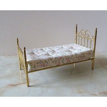 MINIATURE 1:12 SCALE DOLLS HOUSE FURNITURE - BRASS EFFECT BEDSTEAD WITH MATTRESS