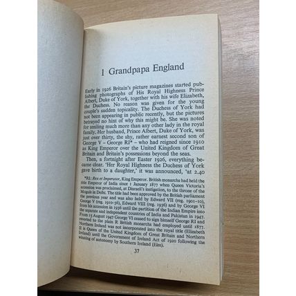1979 ROBERT LACEY "MAJESTY" QUEEN ELIZABETH II BIOGRAPHY PAPERBACK BOOK (P3)
