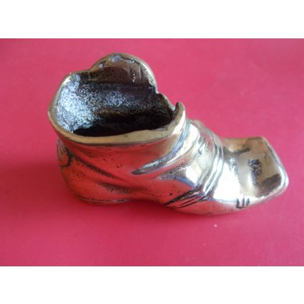 BRASS/ MATCH HOLDER STRIKER ON HEEL CORFE CASTLE (23/05)