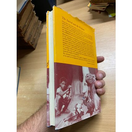 1957 1ST EDITION "A BARBARIAN IN INDIA" OPPENHEJM ILLUSTRATED HARDBACK BOOK (P3)