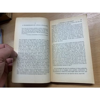 1967 SIR ERNEST GOWERS "THE COMPLETE PLAIN WORDS" LANGUAGE PAPERBACK BOOK (P2)