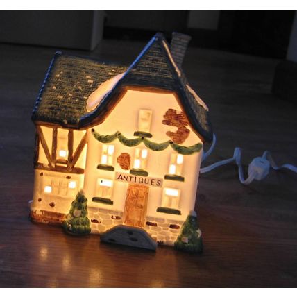 LIGHTED CHRISTMAS VILLAGE PORCELAIN ANTIQUES SHOP STORE HOUSE & LIGHT CORD