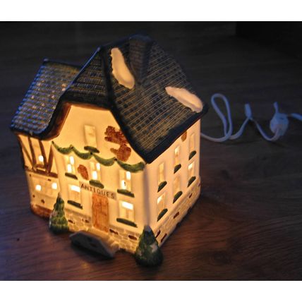 LIGHTED CHRISTMAS VILLAGE PORCELAIN ANTIQUES SHOP STORE HOUSE & LIGHT CORD
