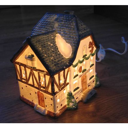 LIGHTED CHRISTMAS VILLAGE PORCELAIN ANTIQUES SHOP STORE HOUSE & LIGHT CORD
