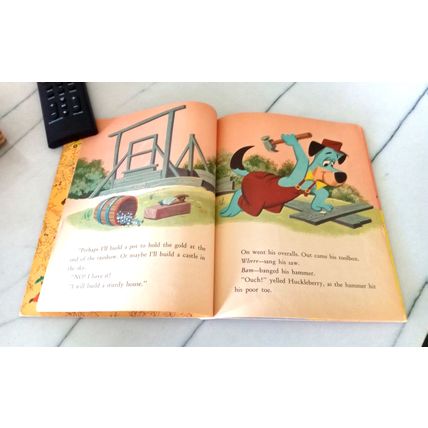 Old Little Golden Book Huckleberry Hound Builds A House (B) Second Edition 1959