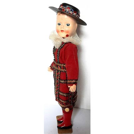 WORLD DOLLS ** BEEFEATER GUARD - TRADITIONAL DRESSED DOLL 18 cm moving eyes VGC