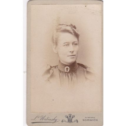 VICT. CDV PHOTO -ATTRACTIVE LADY WEARING HORSESHOE BROOCH BY L. URBINSKY,NORWICH