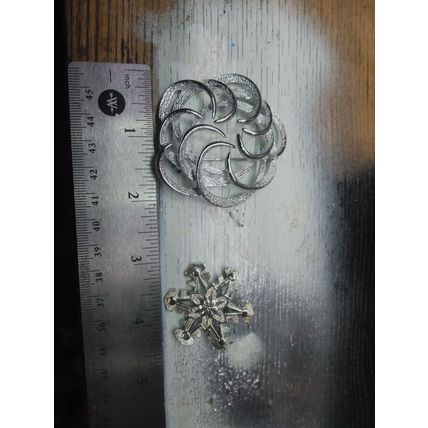 Vintage Sarah Coventry silver tone snowflake brooch pin - preowned jewelry