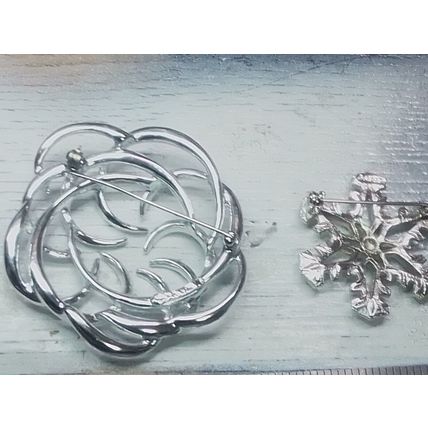 Vintage Sarah Coventry silver tone snowflake brooch pin - preowned jewelry