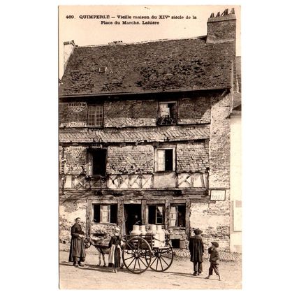 469. Quimperle. Vieille maison du XIV siecle de la Place du Marche. Laitiere