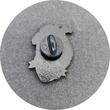 Heart Art Pin Badge Picture Rose Enamelled Metal in velvet bag 3 cm x 2 cm BA35