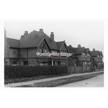pu1976 - Notts - Houses along the Main Road in Finningley Village - print