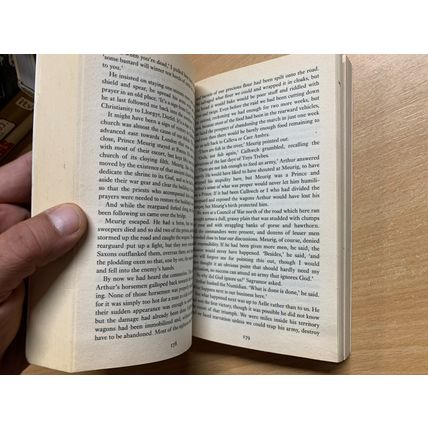 1997 BERNARD CORNWELL "ENEMY OF GOD" KING ARTHUR FICTION PAPERBACK BOOK (P3)
