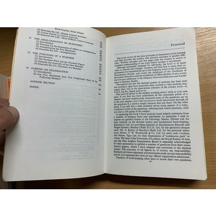 1972 "BOOK-KEEPING MADE SIMPLE" ILLUSTRATED PAPERBACK BOOK (P4)