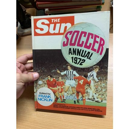 1971 "THE SUN SOCCER ANNUAL 1972" FOOTBALL SOCCER HARDBACK BOOK (P4)