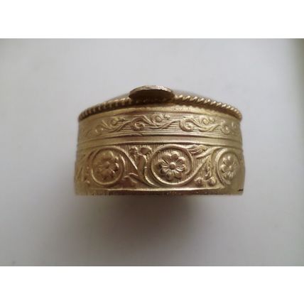 Gold Coloured Metal - Trinket/Pill Box - Onyx (?) on Lid