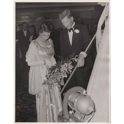 Queen Elizabeth II At The London Film Premiere Conquest Of Everest Press Photo
