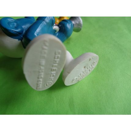Hunter smurf with gun and bird