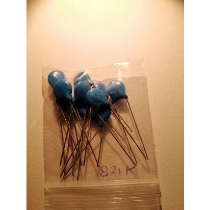 4pcs Ceramic capacitor 820pF (821K) 2Kv