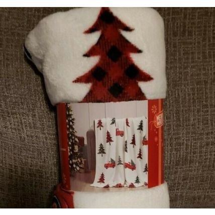 CHRISTMAS PLUSH THROW BLANKET~NEW~CLASSIC CHRISTMAS TREE ON WOODY TRUCK 50X60