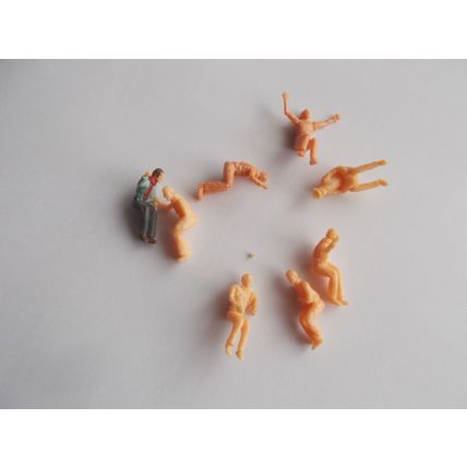 FIGURES FOR TRAIN CARRIAGES ? / PEOPLE AS SHOWN (29/01)