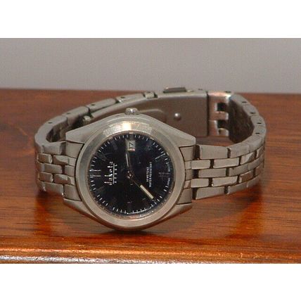 Pre-Owned Women’s Dakota Silver & Black Analog Date Watch