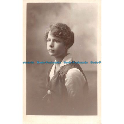 R092616 Old Postcard. Woman