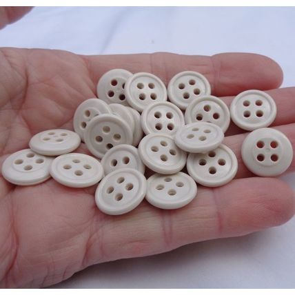 J20 Off White Resin Buttons 15mm 20 Pieces 7/1`6 4 Hole