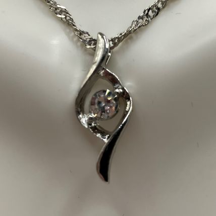 Necklace Unique Crystal Silver Tone Design #577