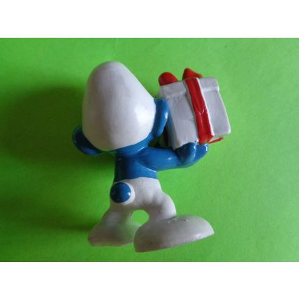 Smurf with white gift with red bow