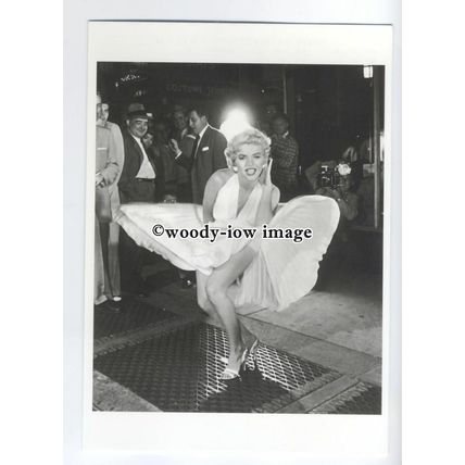 b3682 - Film Actress - Marilyn Monroe in that Iconic Sexy Pose - modern postcard