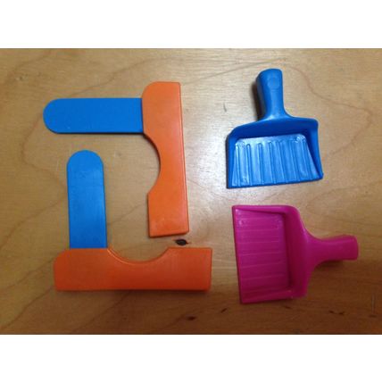 Vintage 1977 play-Doh Fuzzy Pumper Barber & Beauty Shop Accessories