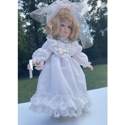 VTG Angelic & Beautiful Porcelain Wedding Bride Doll-Lace Dress W/Pearl Necklace