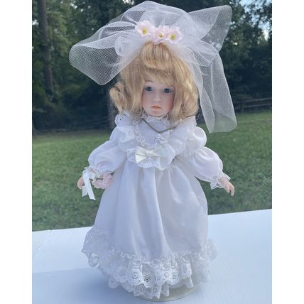 VTG Angelic & Beautiful Porcelain Wedding Bride Doll-Lace Dress W/Pearl Necklace