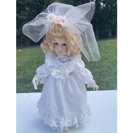 VTG Angelic & Beautiful Porcelain Wedding Bride Doll-Lace Dress W/Pearl Necklace