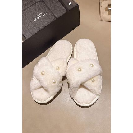 White Pearl Decor Criss Cross Plush Slippers