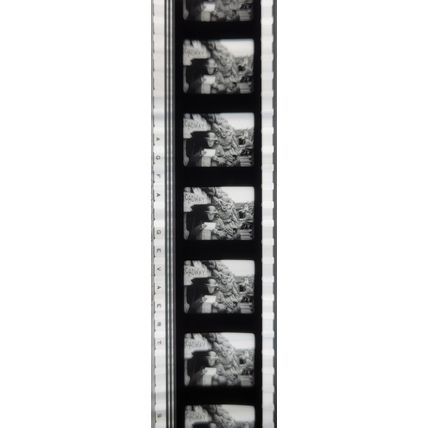 Pk GEB - S - MIX - E 0114j . 1 STRIP OF 5 - 35MM FILM CELLS. ( SHOULDER ARMS )