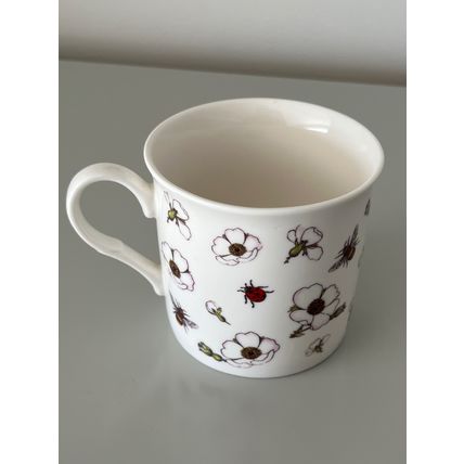 STECHCOL HEATH MCCABE CHINA MUG - WHITE FLOWER AND BEES
