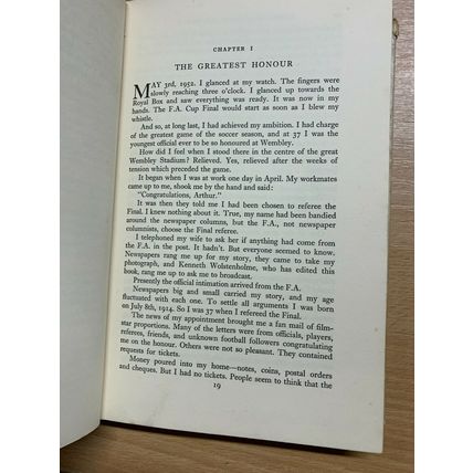 1954 1ST EDITION "REFEREEING AROUND THE WORLD" ARTHUR E ELLIS HARDBACK BOOK (P4)