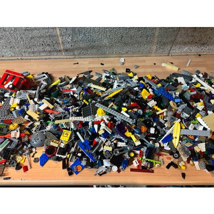 Mixed lego box 3.6kg with star wars pieces etc