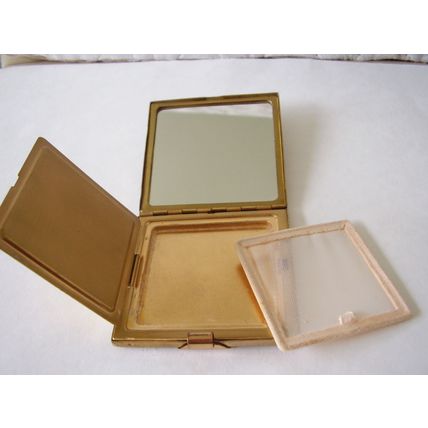 Vintage Dorothy Gray Art Deco Buckle Powder Compact Early Pre-thumb Latch Clasp