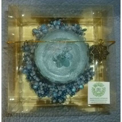 CAPRI CANDLE DESIGNS HOLIDAY JOY BOXED BLUE SCENTED PILLAR CANDLE WITH WREATH