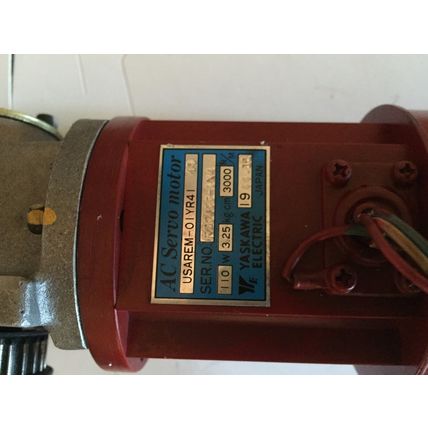 YASKAWA USAREM-01YR41 YASKAWA USAREM-0IYR4I AC SERVO MOTOR ,CG