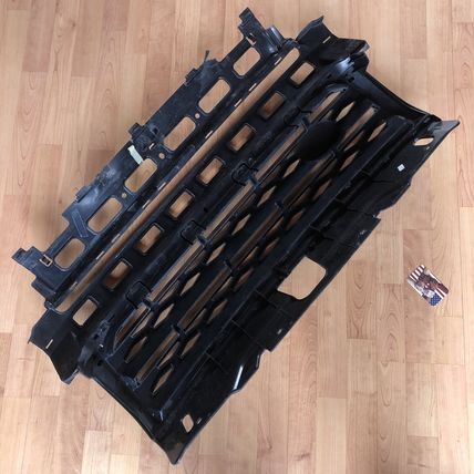 Land Rover LR2 2011-2012 OEM Front Grille Grill