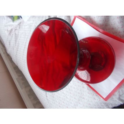 VASE RED GLASS SHAPED (03/12)